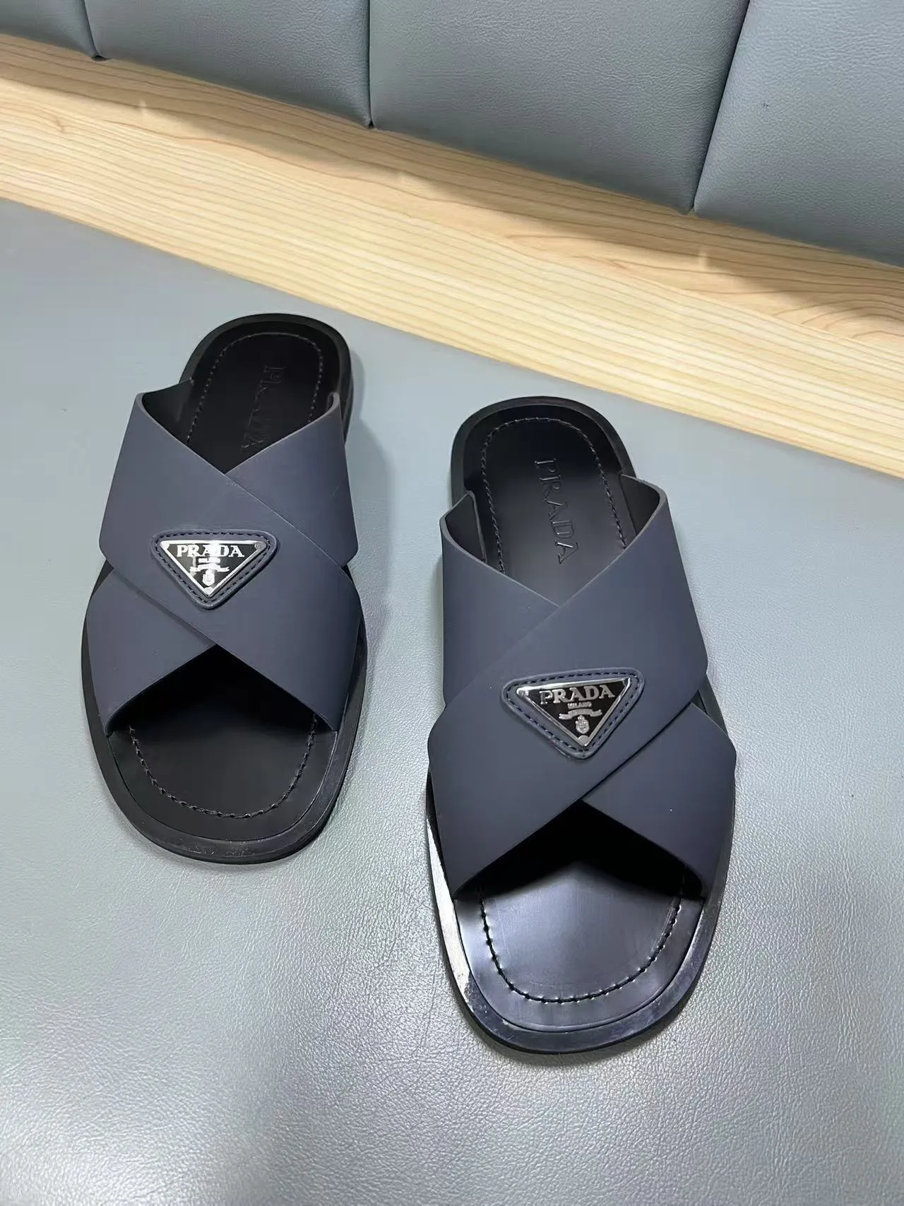 340💰PRADA Prada’s latest slippers are synchronized with the official website. This slipper is made of the brand’s unique and iconic Saffiano leather. The brand logo jumps out from the double straps, and the brand style is clearly visible. Cowhide gives men elegant charm and functional design, making it an ideal choice for vacation and leisure. Size:38-45